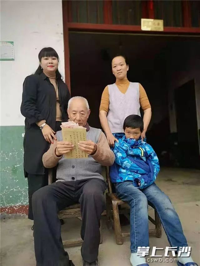 同學愛心代表左到蔣忠家里看望家人并送去同學們眾籌的贍養(yǎng)金長沙晚報全媒體記者鄒麟通訊員楊健供圖